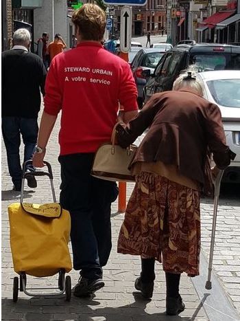 steward urbain aidant une dame âgée à transporter ses courses