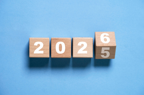 cubes en bois qui montrent la date 2025 et 2026